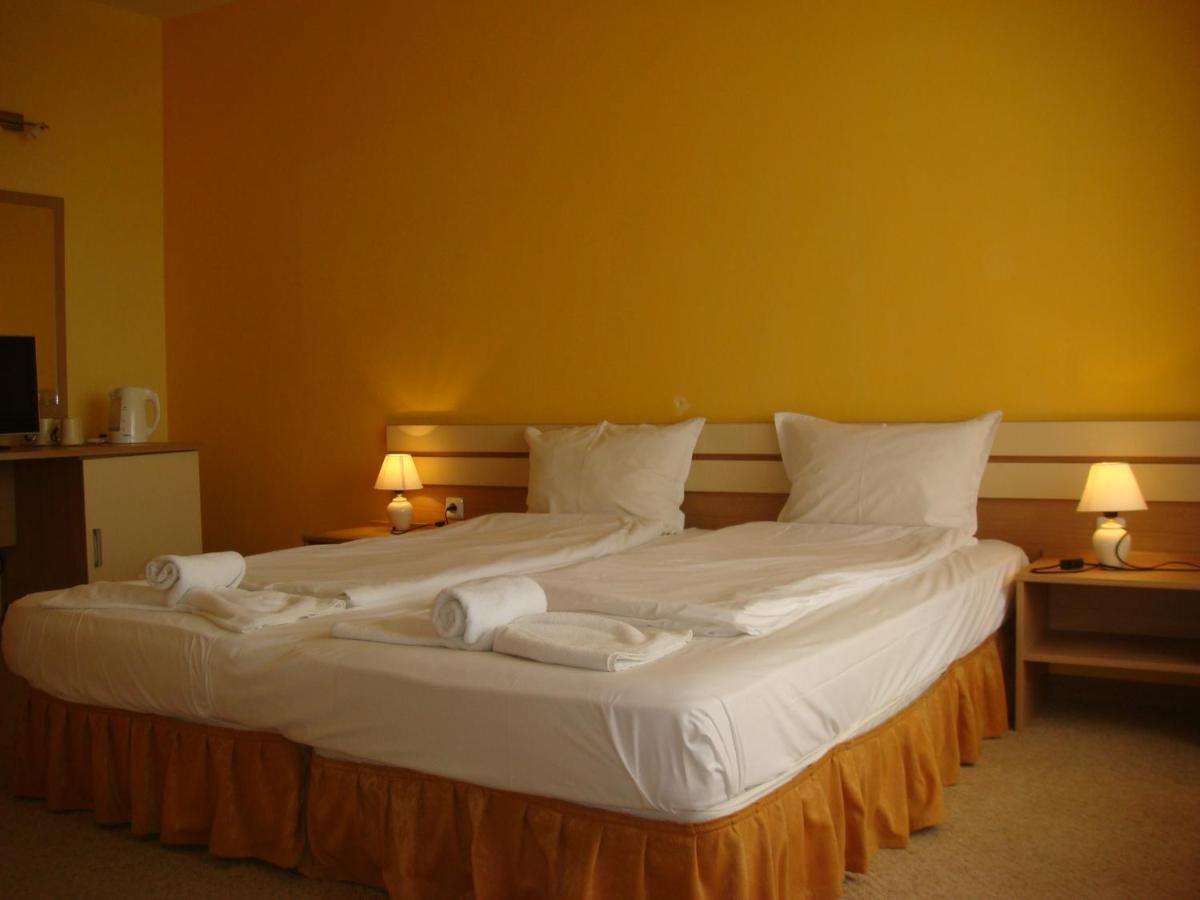 Тропикана Hotel Primorsko Buitenkant foto